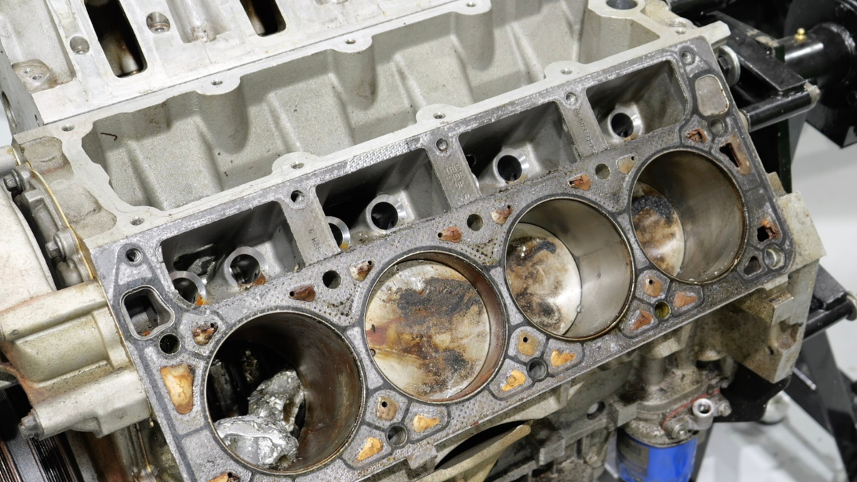 Corvette LS1 V8 explode e a desmontagem revela os danos