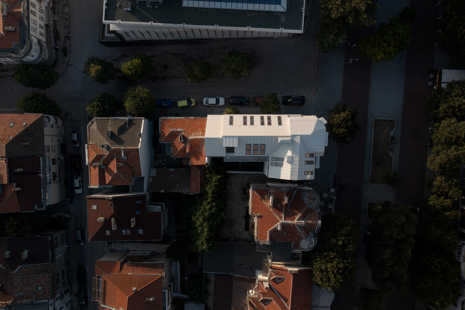 Como as escolhas de materiais moldam as adições contemporâneas aos edifícios históricos