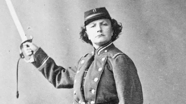 10 imagens de mulheres parisienses do século 19 que se rebelaram contra a proibição das calças