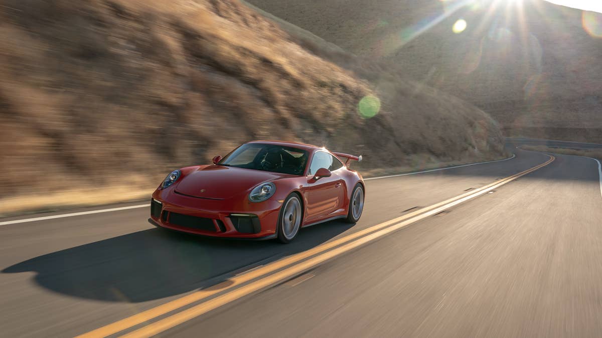 Motorista de Porsche é pego fazendo 194 MPH em uma estrada de 81 MPH