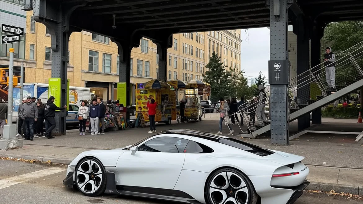 Porsche Mission S parece chocantemente baixo ao lado de um Tesla Model Y