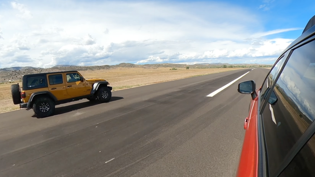 ASSISTIR: Toyota RAV4 PHEV vence Jeep Wrangler V8 de 470 HP em uma corrida de arrancada