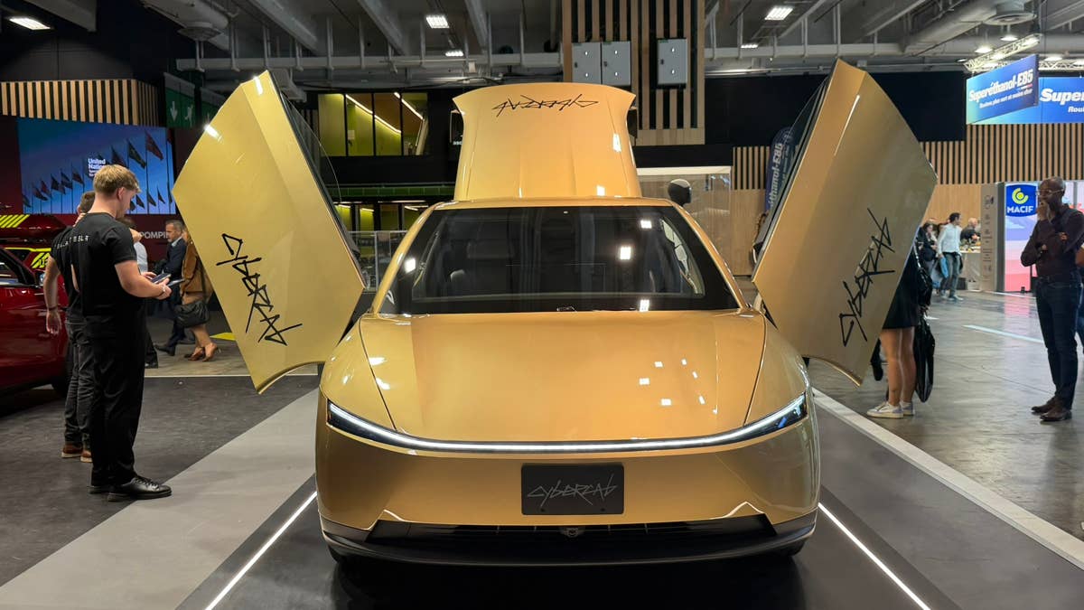 O Cybercab sem volante da Tesla faz uma aparição surpresa no Salão Automóvel de Paris