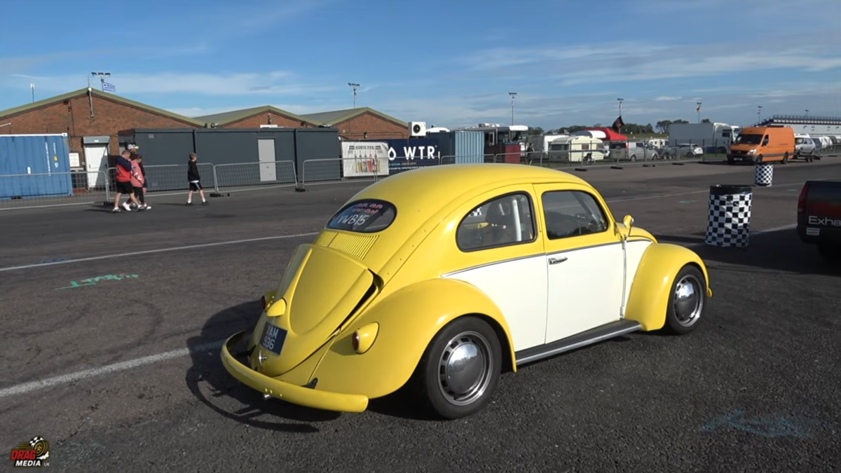 Este Fusca é na verdade um Toyota MR2 com motor Audi TT
